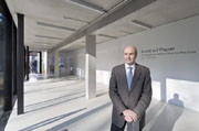 Klare Architektur: Museumsdirektor Prof. Frieder Hepp im neugestalteten Eingangsbereich, der zum Wechselausstellungsraum des Museums führt.
