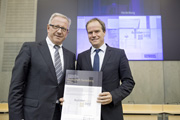 OB Dr. Eckart Würzner nimmt den Ausloberpreis aus den Händen von Kammerpräsident Wolfgang Riehle  entgegen. 