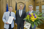 Der neue Bürgerbeauftragte Adolf Apfel (l.) und sein Vorgänger Roland Blatz (r.) mit Oberbürgermeister Dr. Eckart Würzner