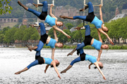 Der Kinder- und Jugendcircus Peperoni zeigt wieder Akrobatik an der Theodor-Heuss-Brücke.