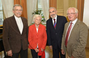 Der derzeitige Vorsitzende von Obdach e. V. Albertus Bujard (l.), Ursula von Dallwitz-Wegner, Bürgermeister Wolfgang Erichson und Fritz Quoos (r.)  