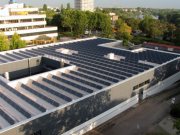 Klimafreundlcihe Stromerzeugung: Fotovoltaikanlage auf der Werkhalle der Carl-Bosch-Schule 