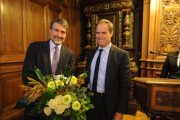 OB Dr. Eckart Würzner gratuliert Dr. Joachim Gerner (l.)