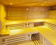 Einblick in die noch leere Sauna mit ihren Holzbänken 