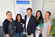 Karl Breer, Mitinitiator des Projektes, im Kreis von Mitarbeiterinnen, die ihre Ausbildung in seinem Unternehmen abgeschlossen haben.