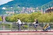 Wer mit dem Fahrrad statt mit dem Auto fährt, hilft, den CO2-Ausstoß in Heidelberg zu reduzieren.