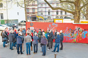 Der Bezirksbeirat Altstadt und Anwohner lassen sich im Frühjahr 2012 die vorläufige Neugestaltung des Theaterplatzes erläutern.