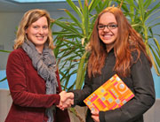 Sonja Troch (links), von den Stadtwerken Heidelberg, gratuliert der Gewinnerin Jaqueline Odenwälder.