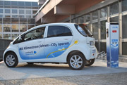 Wer sich ein Elektrofahrzeug wie dieses Stadtwerke-Firmenauto anschafft, erhält 1.000 Euro Zuschuss von der Stadt.