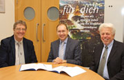 Claus-Peter Bach, Michael Teigeler und Michael Hans-Joachim Wallenwein bei der Vertrags­unterzeichnung.