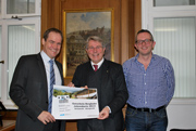 OB Würzner (l.) überreicht Investor Wolfgang Scheidtweiler (Mitte) eine Jahreskarte für die Bergbahn. Rechts Gastronom Joachim von der Linde