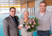 Gabriele Brandt bei der Ehrung für 35 Jahre Treue im Schwimmbad Köpfel mit Blumen und einer Jahresfreikarte, die ihr von Stefan Gottschalk, Leiter der Bäderbetrieb und Technik und Badleiter Michael Herrmann überreicht wurden.