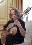 Johannes Philipp Wischmann an der Gitarre im Spiegelsaal des Prinz Carl