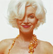 Marilyn Monroe verschmitzt lächelnd