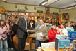 Oberbürgermeister Dr. Eckart Würzner übergibt Büchergutscheine an die jungen Autorinnen und Autoren. (Foto: Hentschel)