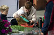 Beim Kompost-Aktionstag im Recyclinghof Wieblingen lernen „Nachwuchsgärtner“ kleine Pflanzen eintopfen. (Foto: privat)