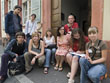 Roswitha Pape (Mitte) mit Teilnehmern ihres Workshops, dahinter Dariusz Guminski, ein Künstler aus Jelenia Góra. (Foto: Rothe)