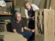 Grabungsleiter Einhard Kemmet und Dr. Renate Ludwig mit dem kunstvoll behauenen Viergötterstein. (Foto: Rothe)