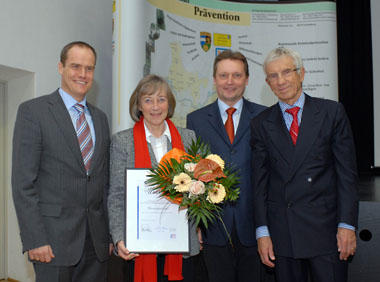 Ehrenmitglied Beate Weber und das Präsidium des Vereins Sicheres Heidelberg e.V. mit (von links) Dr. Eckart Würzner, Bernd Fuchs und Manfred Lautenschläger. (Foto: Welker)