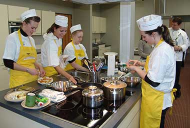 Schülerköchinnen in der Küche der Gregor-Mendel-Realschule