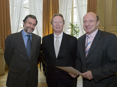 Schulamtsdirektor Detlef Böhme zwischen Bürgermeister Dr. Joachim Gerner (links) und Schulpräsident Dr. Werner Schnatterbeck