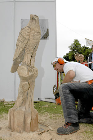 Stolze Pracht nach acht Stunden Arbeit: der Künstler Enrico Schula und sein Holzadler. (Foto: Buck)