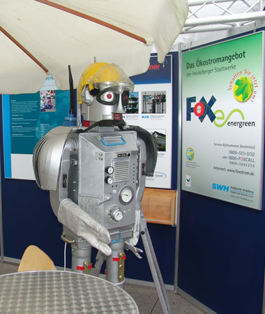 Roboter Hermann im Informationszelt der Stadtwerke mit Info-Tafeln im Hintergrund