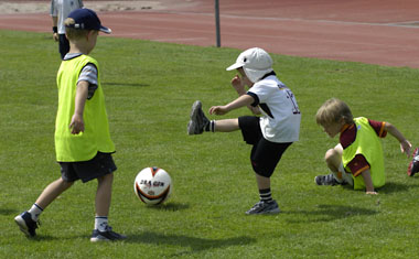 Die städtische Fußballschule Dribbelfix zeigt den kleinen Möchtegernkickern den Spaß am Spiel mit dem Ball.