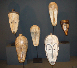 Sechs Masken aus der Ausstellung.