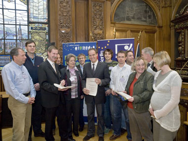 OB Würzner (Mitte) nahm die Bürgererklärung mit den Forderungen der Teilnehmer entgegen. 