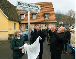 Oberbürgermeisterin Beate Weber enthüllt das Straßenschild „Karl-Kollnig-Platz“ (Foto: Rothe) 