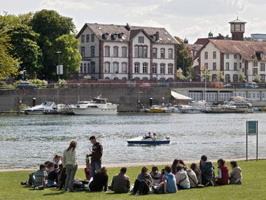 Die Neckarwiese ist ein beliebter Treffpunkt für Jung und Alt. Saufgelage Jugendlicher will die Stadt jetzt unterbinden. (Foto: Rothe )