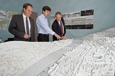 Oberbürgermeister Dr. Eckart Würzner, Dr. Henning Krug, Stadtplanungsamt, und Jürgen Kuch, Referat des Oberbürgermeisters, am neuen Stadtmodell. (Foto: Rothe)