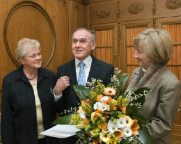 Rudi Lerche mit seiner Frau Margit und Oberbürgermeisterin Beate Weber