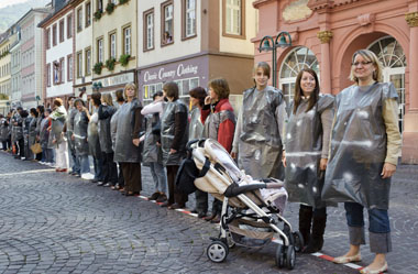 Die Domino-Menschenkette in der Hauptstraße (Foto: Rothe)