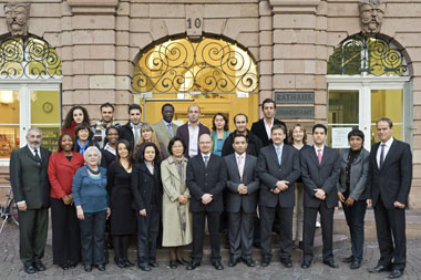 Die Mitglieder des neuen Ausländerrats/Migrationsrats vor der ersten Sitzung im Rathaus mit Oberbürgermeister Dr. Eckart Würzner (rechts) und Bürgermeister Wolfgang Erichson (links). (Foto: Rothe)