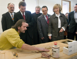 Im Wichernheim besichtigte Ministerpräsident Günther H. Oettinger die Schreinerei. (Foto: Rothe)