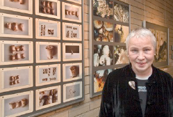 Barbara Fahrner steht vor ihren Werken in der Ausstellung.