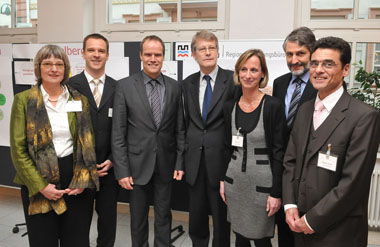 Stadt und Land in gemeinsamer Verantwortung: OB Würzner und Konrad Horstmann vom Kultusministerium (3. und 4. von links) mit dem Team des Bildungsbüros. (Foto: Dorn)