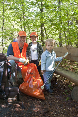 Gut ausgerüstet mit Zangen, Handschuhen und Müllsäcken sind viele Heidelberger/-innen mit dabei, den Wald von liegengebliebenen Abfällen zu befreien. Ein Waldputz der besonderen Art.