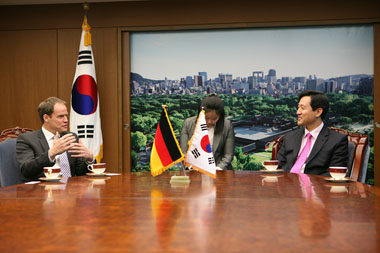 Oberbürgermeister Dr. Eckart Würzner im Gespräch mit dem Oberbürgermeister von Seoul, Oh Se-hoon.