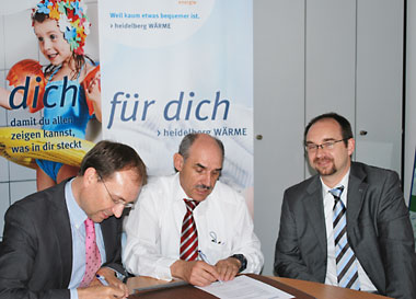 Vertrag unterzeichnet. Von l.: Michael Teigeler, Stadtwerke Heidelberg Energie, Gerhard Schäfer, Ralph Fülop, Sportkreis Heidelberg (Foto: SWH)