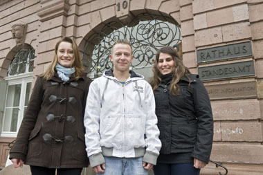 Bringen Internationalität in Heidelbergs Stadtverwaltung: die Auszubildenden (von links) Olga Korevaar, Eugen Hrabrov und Paula Can.