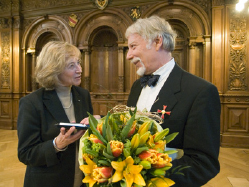 Prof. Dr. Jan Assmann nahm das Bundesverdienstkreuz von Oberbürgermeisterin Beate Weber entgegen. (Foto: Rothe)