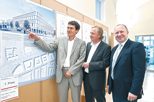 Am Siegerentwurf (von rechts): Erster Bürgermeister Bernd Stadel, Architekt Jörn Scholz und Martin Amos Lauble vom Auslober Strabag.