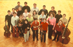 Ein Gruppenbild der Musikerinnen und Musiker mit ihren Instrumenten.