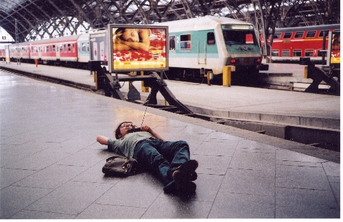Szene aus dem Radioballett im Leipziger Hauptbahnhof 2003