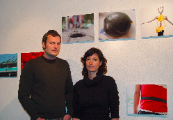 Via Lewandowsky und Christine de la Garenne vor ihren Bildern in der Ausstellung.