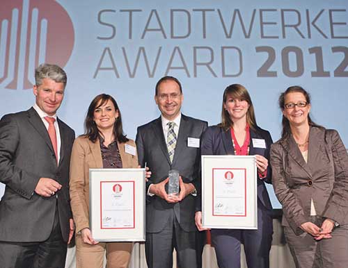 V.l.n.r.: Sven Becker (Trianel), Katharina Schimek, Michael Teigeler, Sabrina Günther (Stadtwerke Heidelberg Energie) und Christina Sternitzke (EUROFORUM) stehen vor dem Stadtwerke Award Banner