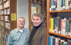Dr. Mehdy Naficy, Leiter der DAI-Bibliothek, und Jakob Köllhofer, Leiter des DAI in den Räumen der Bibliothek.